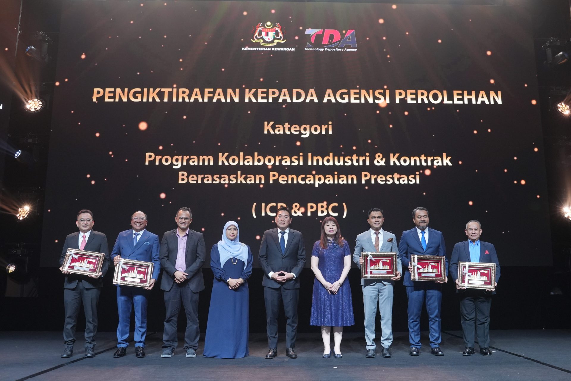 The 10th TDA Report Handover Session, presented by Chairman of the TDA Board of Directors Sim Tze Tzin to former Deputy Finance Minister Lim Hui Ying