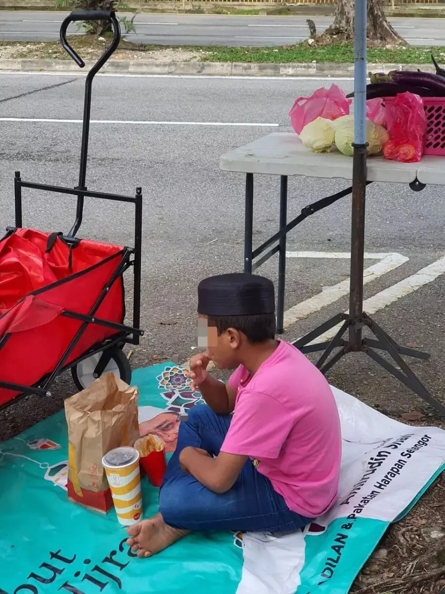 10yo M'sian boy spends Hari Raya by selling vegetables at TTDI alone 04