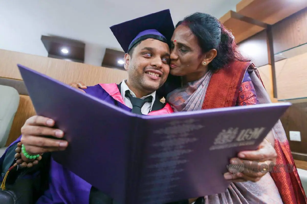 Rishan Ponraj holding his award certificate while his mother kissing him .