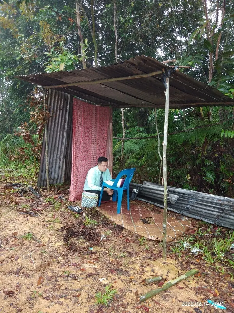 19yo Sarawakian climbs two hours to get better internet for his online university interview