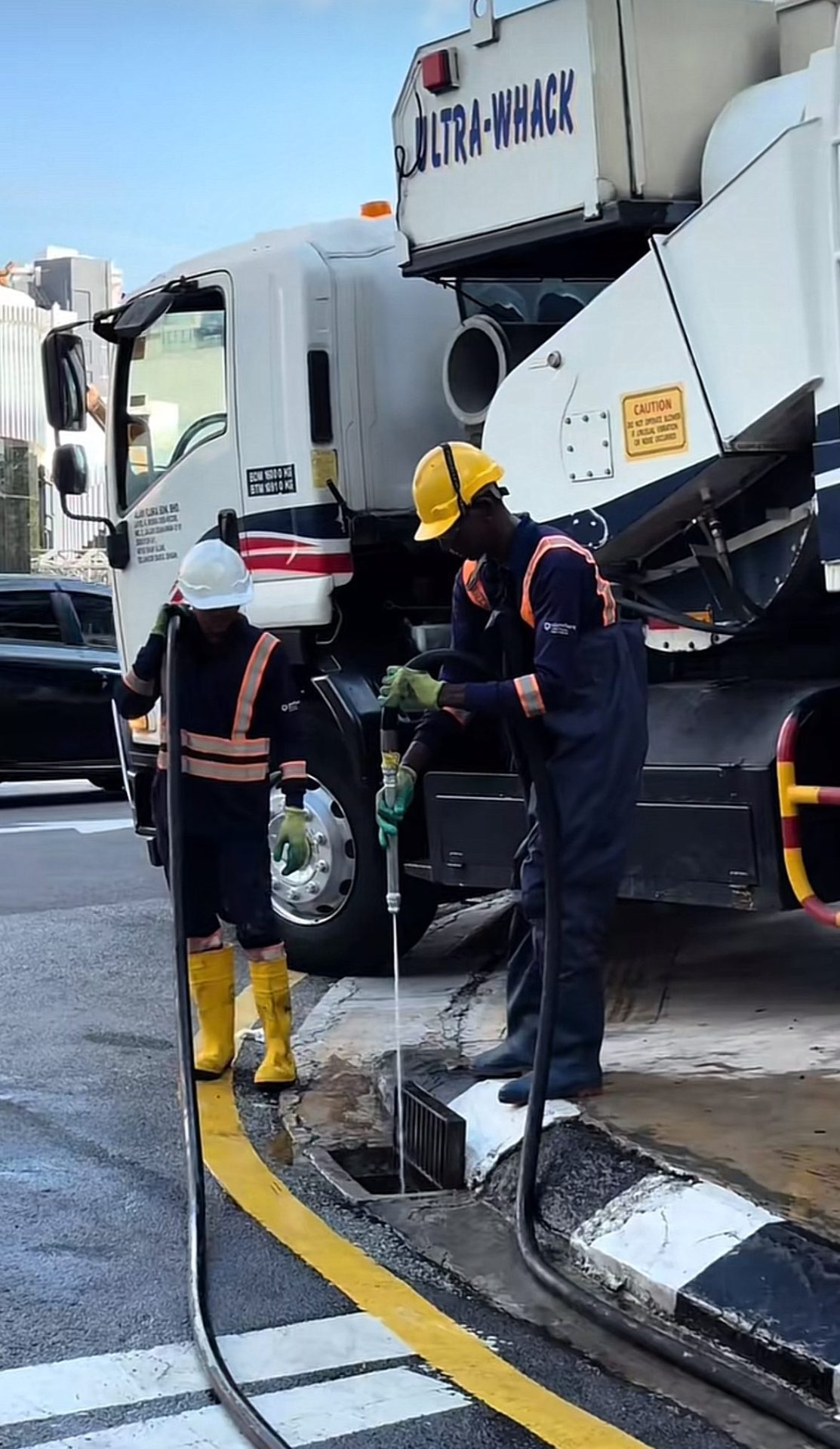 19yo M’sian Doesn’t Let Others’ Opinions Stop Him From Doing Honest Work At Alam Flora