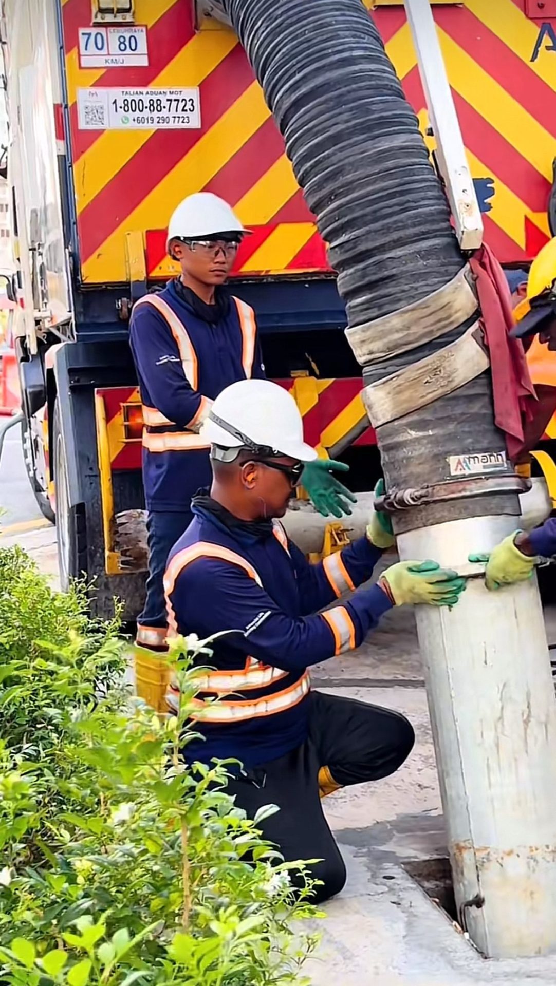 19yo M’sian Doesn’t Let Others’ Opinions Stop Him From Doing Honest Work At Alam Flora