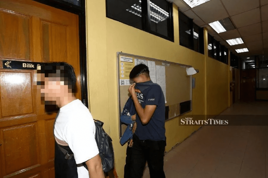 19yo M'sian teen hides face from camera