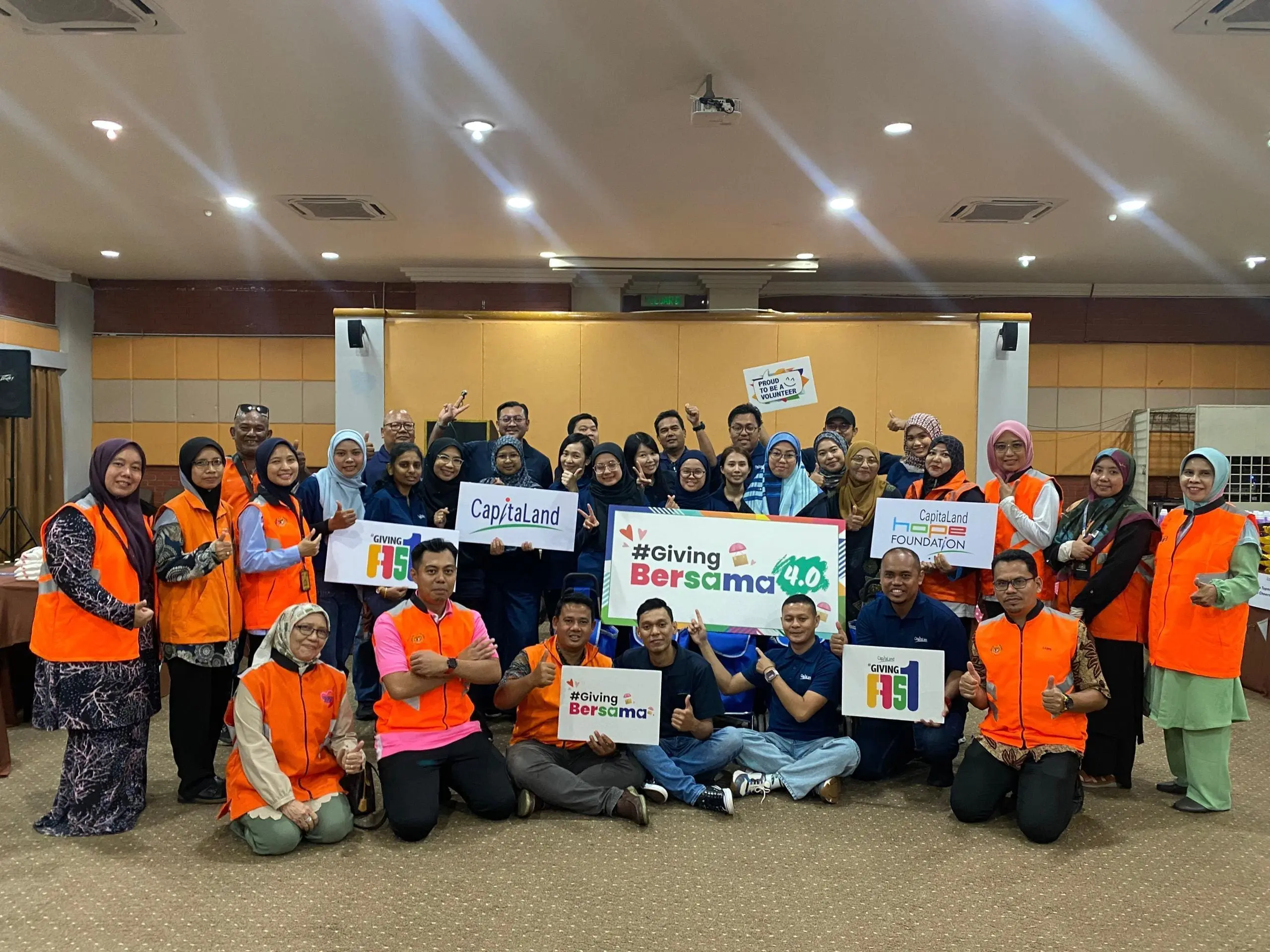 CapitaLand staff volunteers with the representatives from Jabatan Kebajikan Masyarakat Daerah Kuantan
