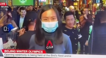 2 men caught kissing on CNA