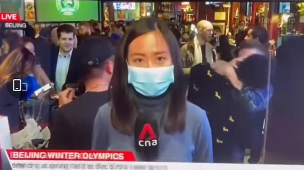 2 men caught kissing on CNA