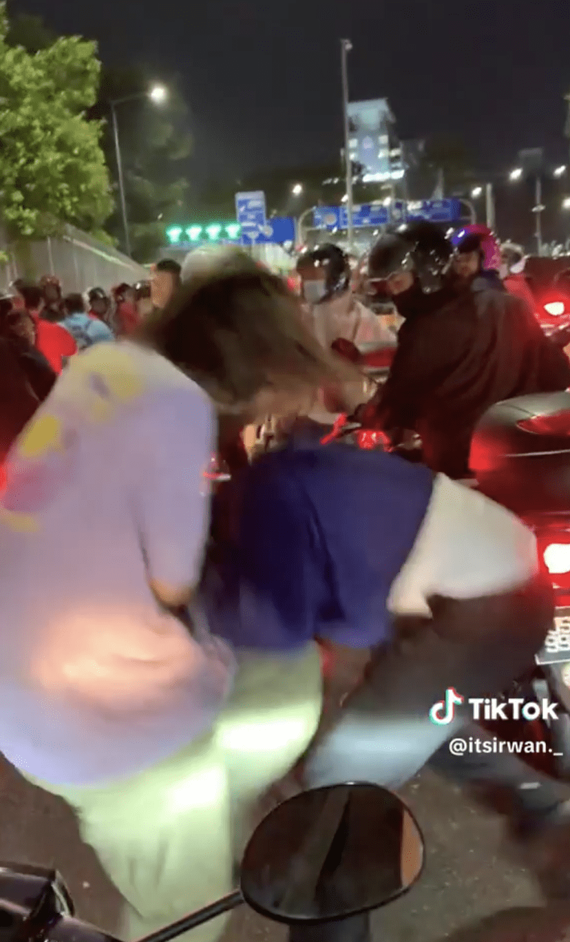 2 Men Fight With Each Other Using Motorcycle Helmets At SG Customs, Investigation Ongoing 1