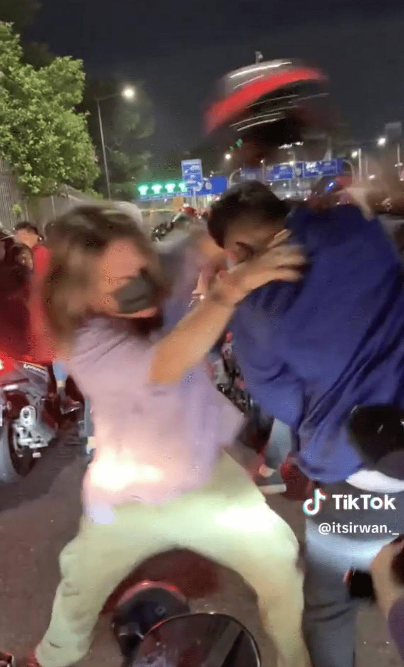 2 Men Fight With Each Other Using Motorcycle Helmets At SG Customs, Investigation Ongoing 2