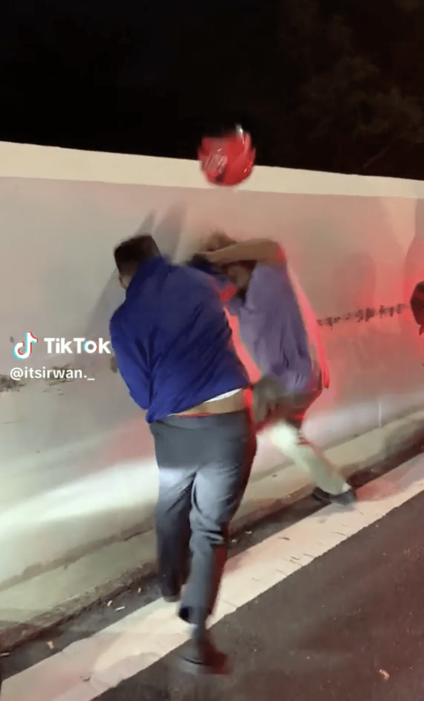 2 Men Fight With Each Other Using Motorcycle Helmets At SG Customs, Investigation Ongoing 3