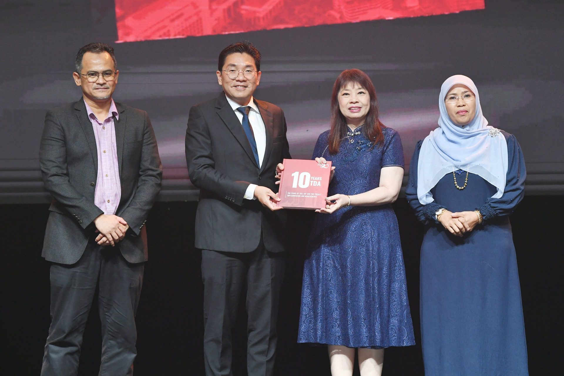 Recipients of the ICP and PBC Engagement Category with senior dignitaries