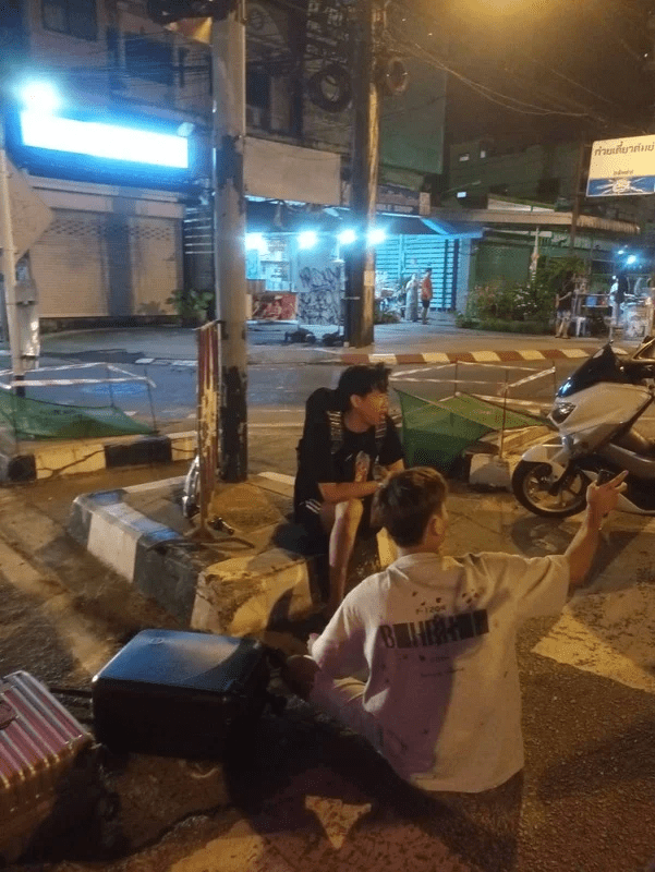 2 S'porean men sit by roadside after fight with security guard