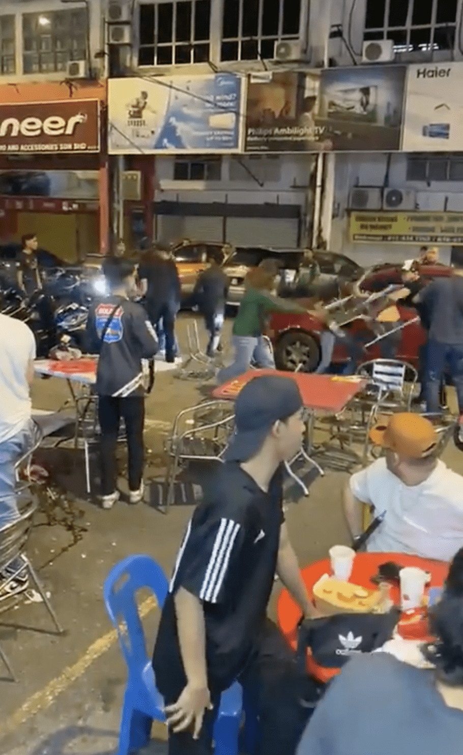 20 M'sian Men Fight & Throw Chairs At Each Other At Pandan Indah Mamak Stall In Viral Video 1