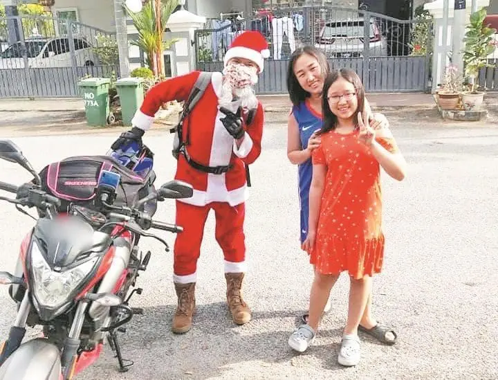 This teacher becomes Santa Claus to send gifts to 70 students across 7 states