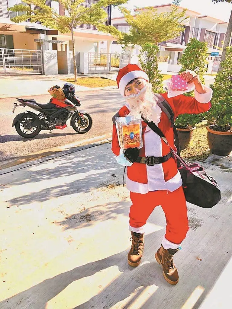 This teacher becomes Santa Claus to send gifts to 70 students across 7 states