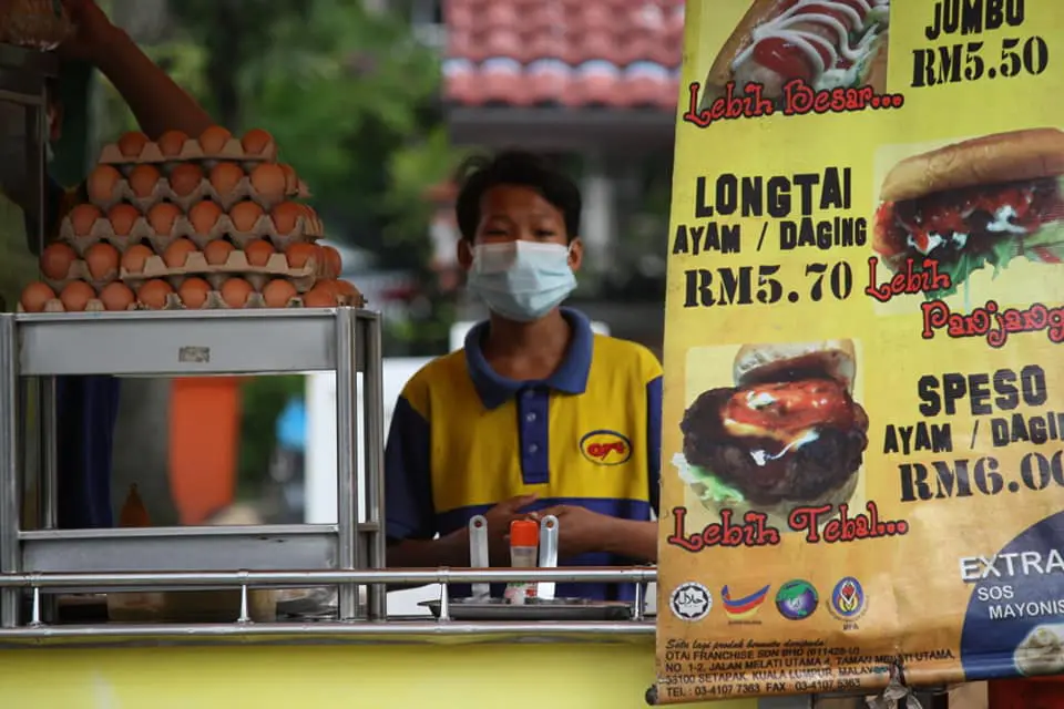 14yo burger stall worker got a new mobile phone from PJ Police Chief after a theft