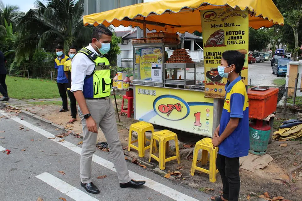 14yo burger stall worker got a new mobile phone from PJ Police Chief after a theft