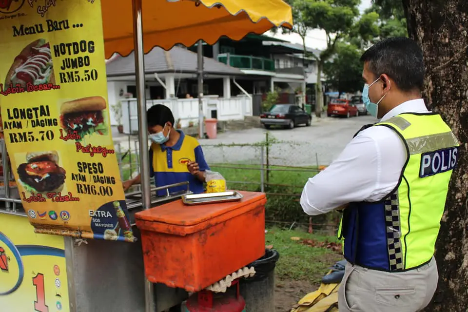 14yo burger stall worker got a new mobile phone from PJ Police Chief after a theft