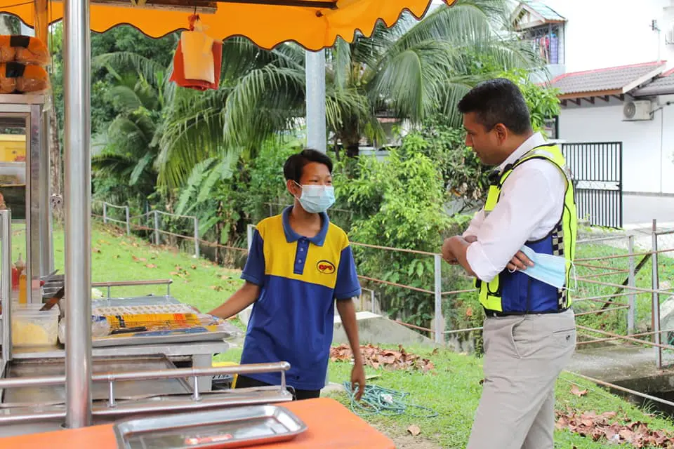 14yo burger stall worker got a new mobile phone from PJ Police Chief after a theft