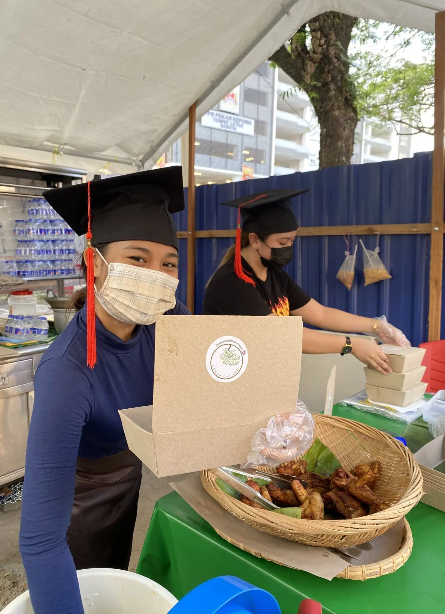 Top UKM student sells Nasi Lemak by the roadside while waiting for her convocation