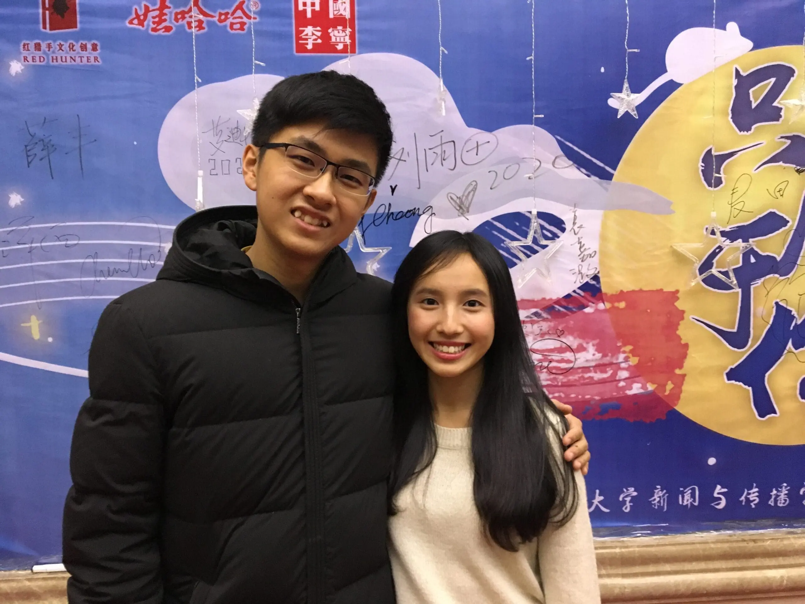 Couple shares “chain of happiness” with snacks giftbox