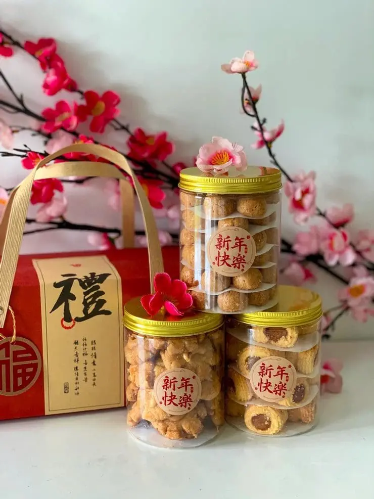 Couple shares “chain of happiness” with snacks giftbox