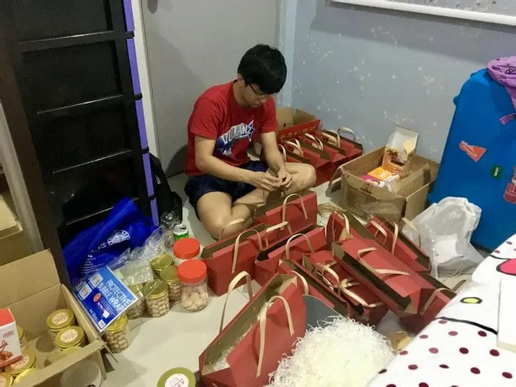 Couple shares “chain of happiness” with snacks giftbox