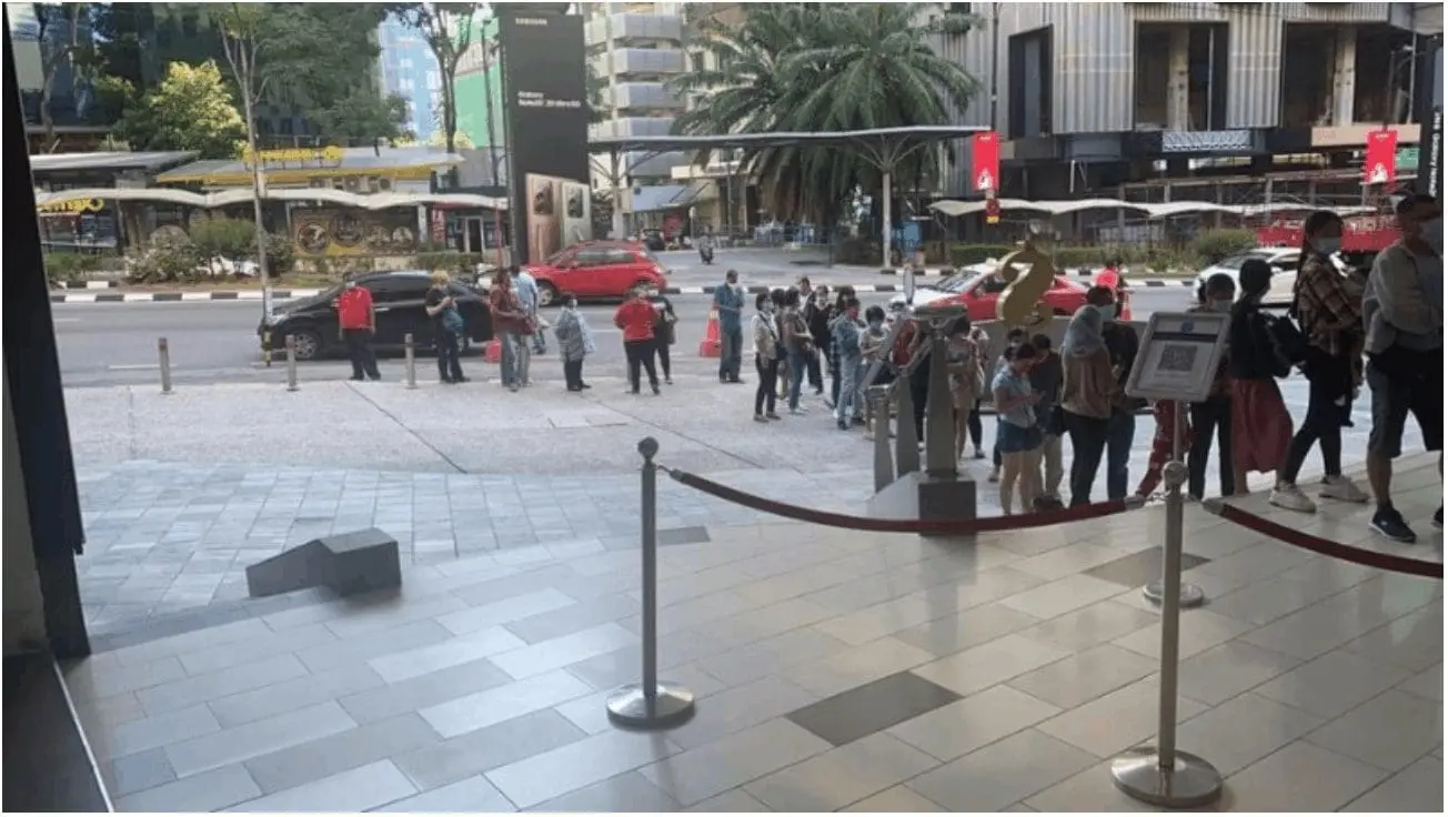 Long queue appears at the Sungei Wang Plaza over RM10 shoes