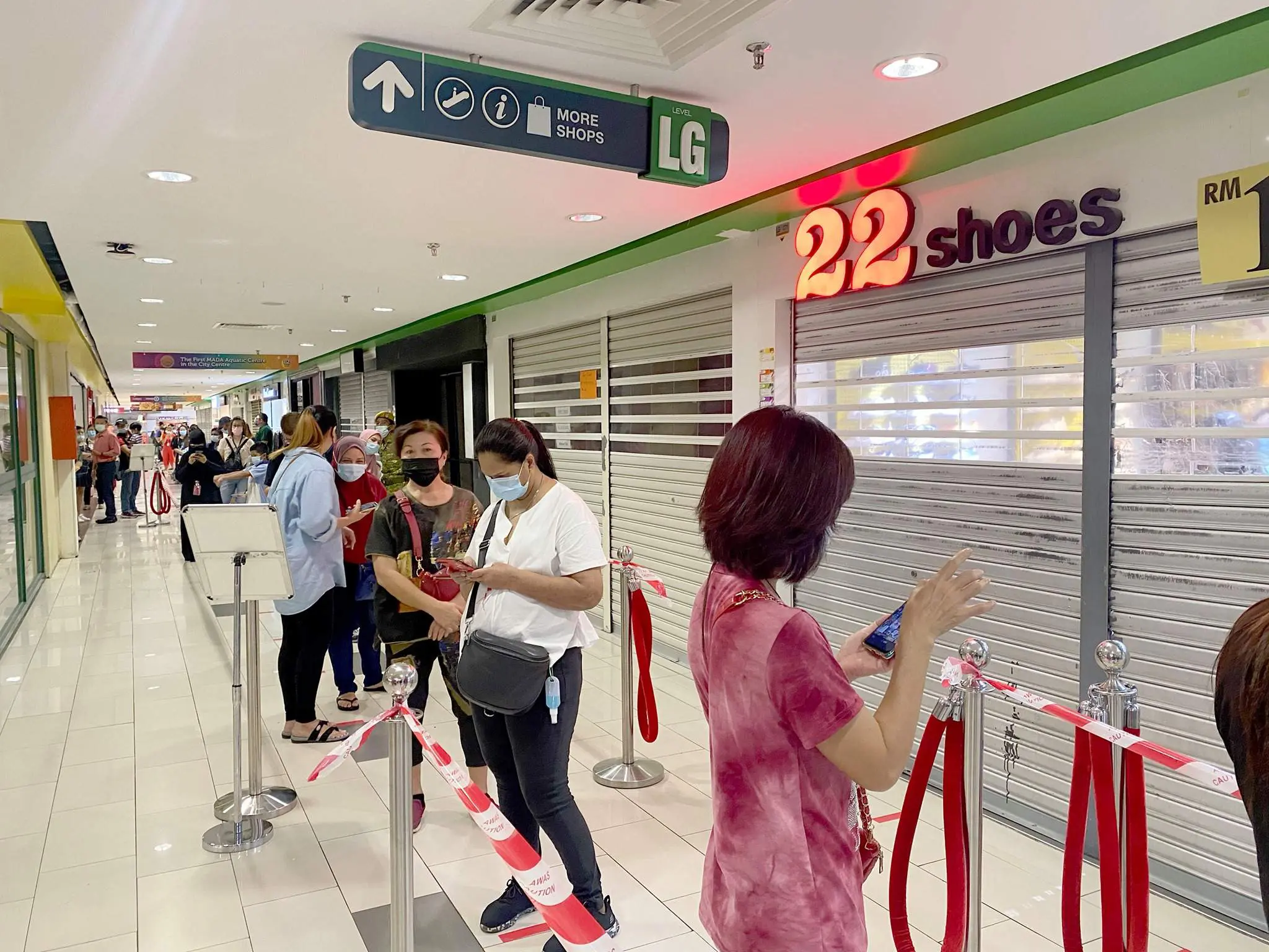 Long queue appears at the Sungei Wang Plaza over RM10 shoes