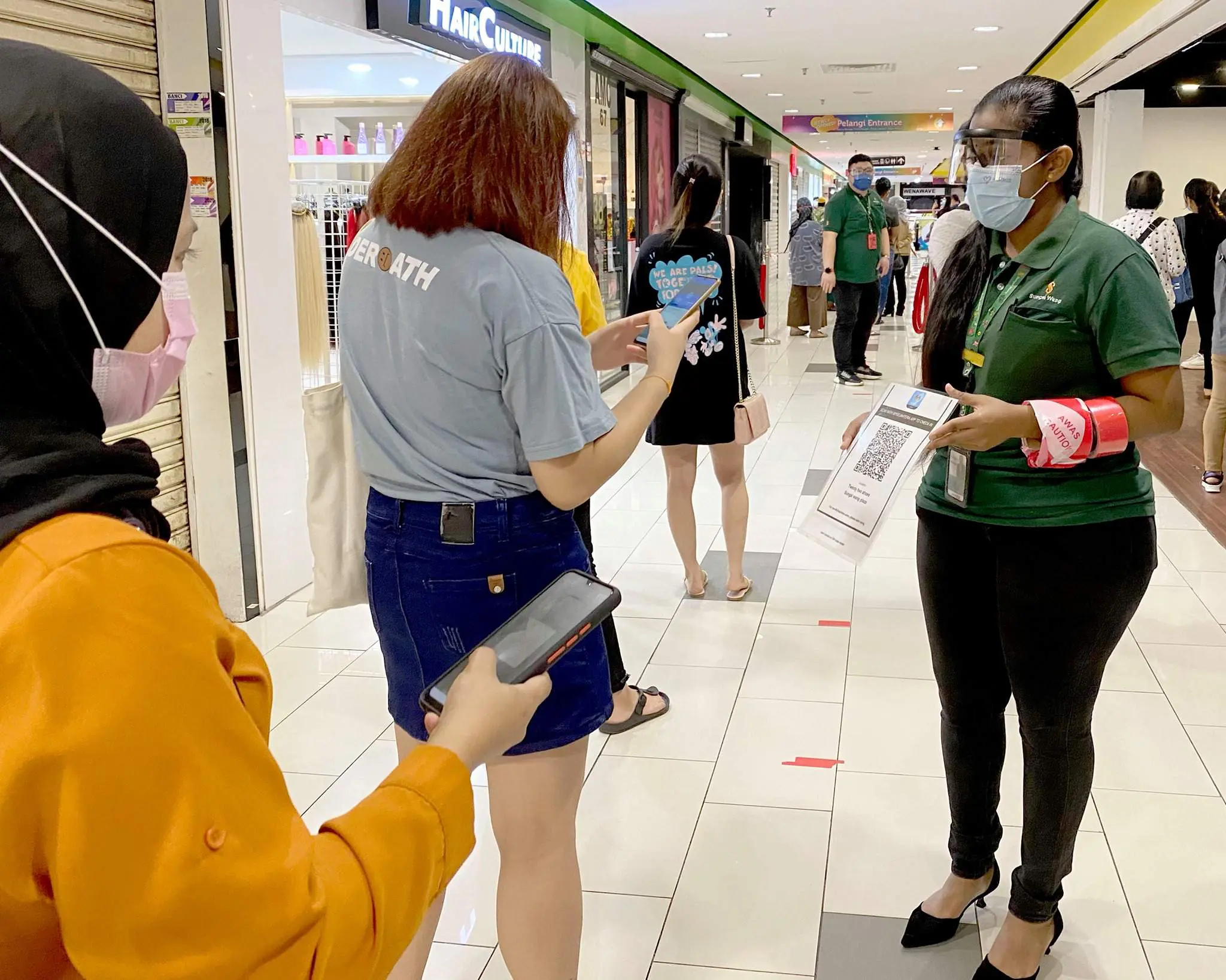 Long queue appears at the Sungei Wang Plaza over RM10 shoes