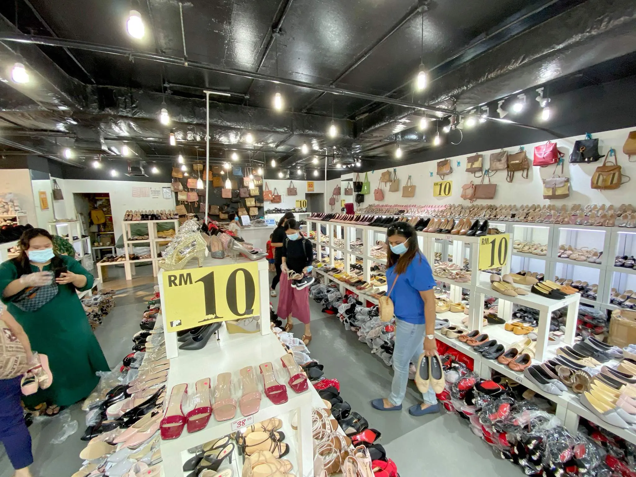 Long queue appears at the Sungei Wang Plaza over RM10 shoes