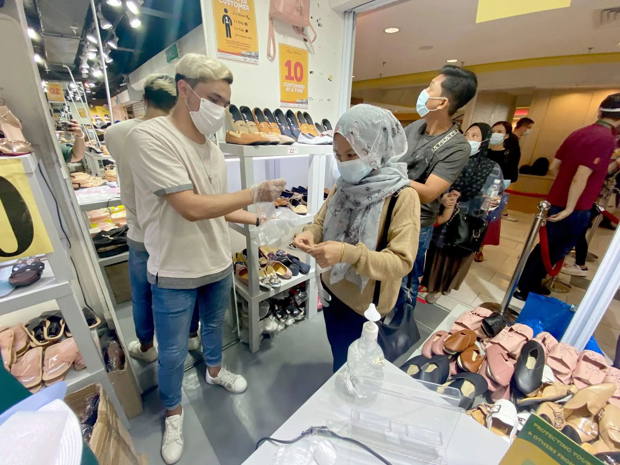 Long queue appears at the Sungei Wang Plaza over RM10 shoes