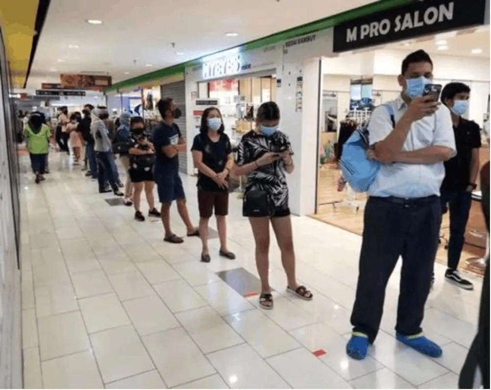 Long queue appears at the Sungei Wang Plaza over RM10 shoes