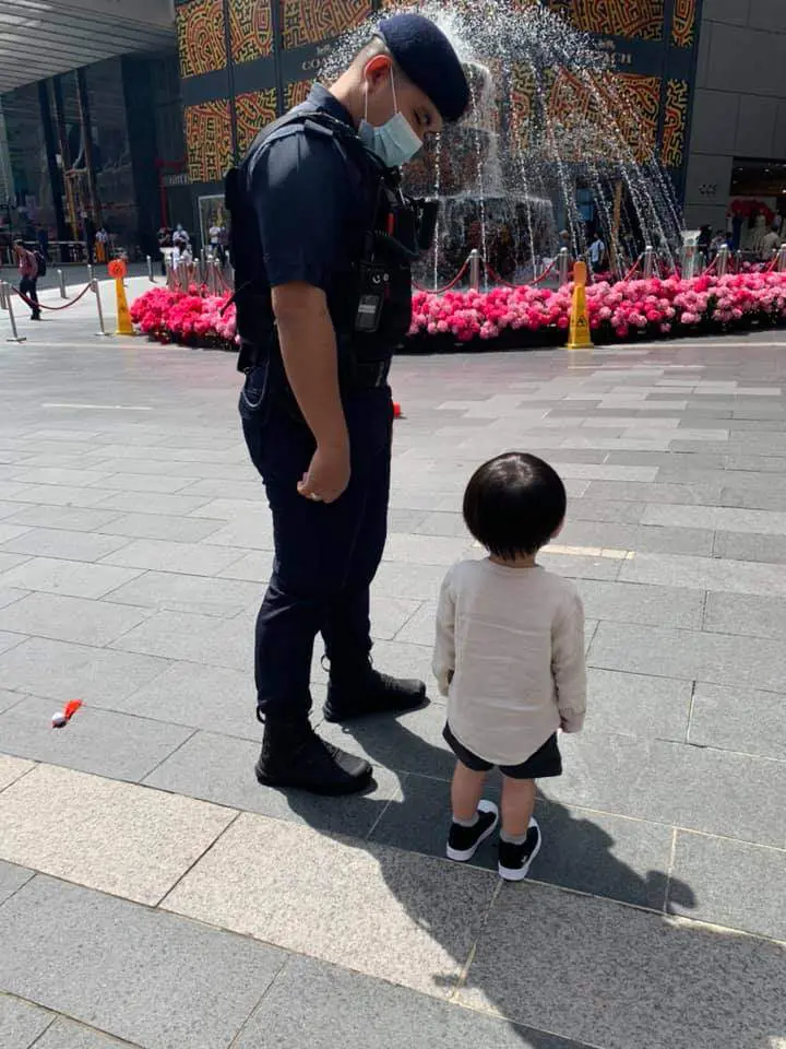 Photos of a policeman being an "umbrella" for toddler melt hearts online