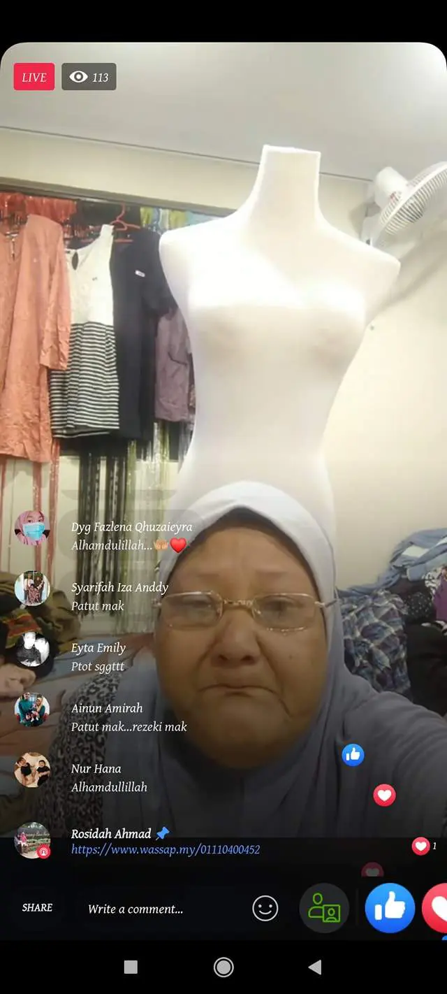 Makcik who sold clothes till 3am on FB Live moved to tears by kind netizens