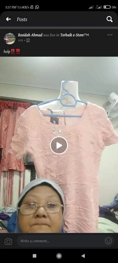 Makcik who sold clothes till 3am on FB Live moved to tears by kind netizens