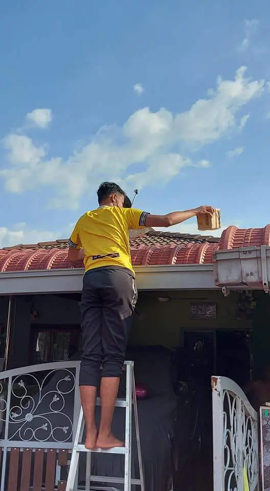 Woman claims parcels were tossed to her rooftop by deliveryman