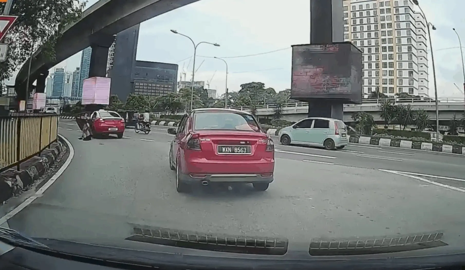 Woman jumps off from taxi, claims driver held her hostage