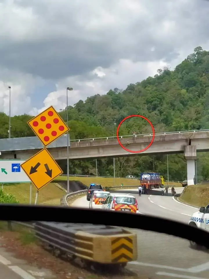 [VIDEO] 16yo attempts to jump off flyover due to game addiction