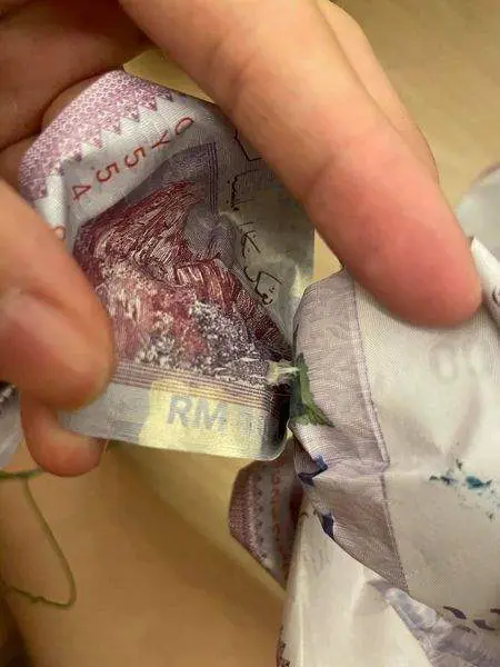 "Just gift either money or flowers" Lady shares unhappy experience with money bouquet