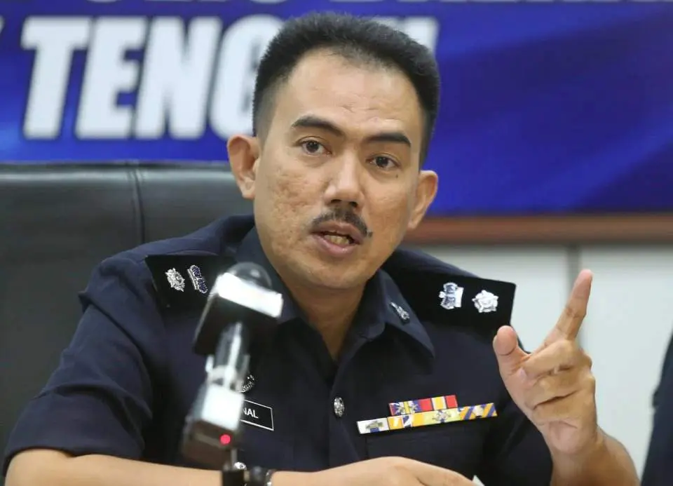 Man brandishes parang after motorcyclist smashes his car window with helmet