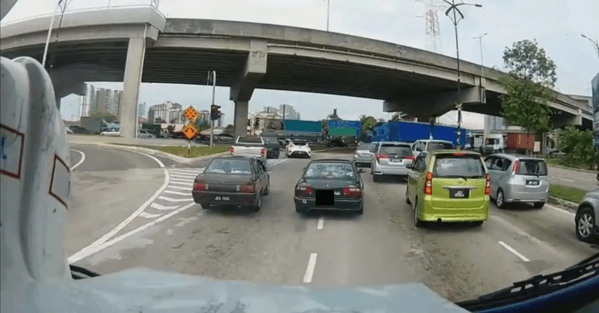 [VIDEO] Inconsiderate Wira driver obstructs firetruck, pretends to be its escort