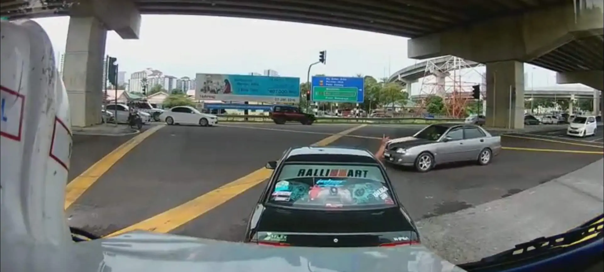 [VIDEO] Inconsiderate Wira driver obstructs firetruck, pretends to be its escort