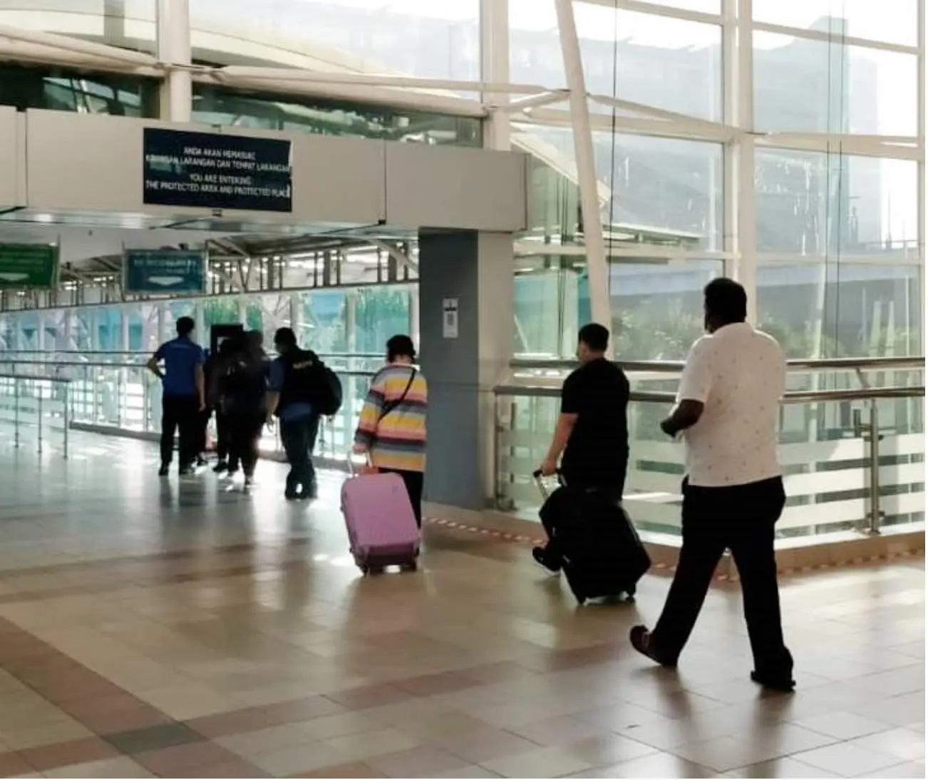 Indian neighbours help Chinese parents working in SG take care of their children in JB