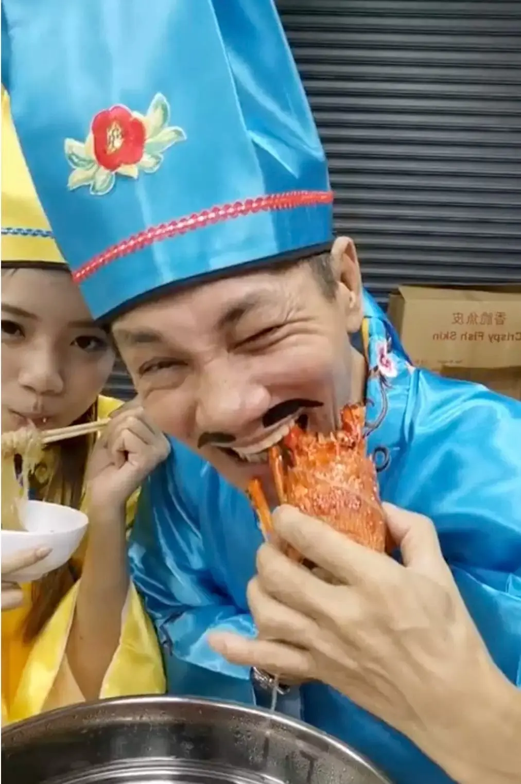"Mai Yu Ge" Wang Lei lands himself at the dentist's after biting lobster head on FB live
