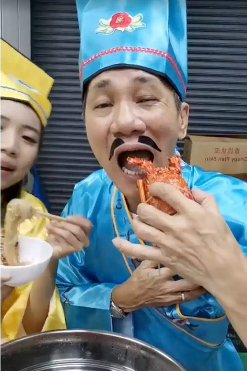 "Mai Yu Ge" Wang Lei lands himself at the dentist's after biting lobster head on FB live