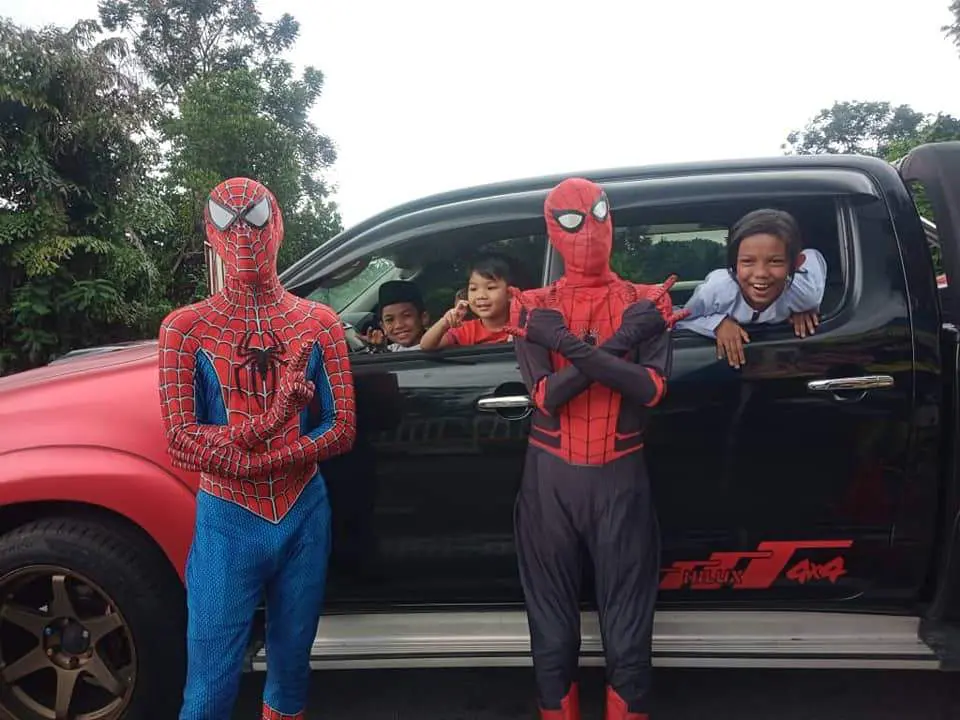 Policeman "employs" Spiderman to sell Roti John to help needy folks