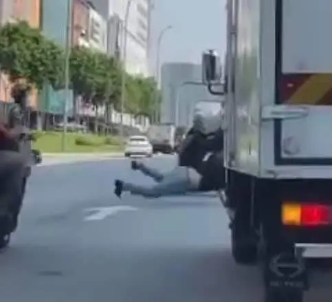 Motorists band together to rescue a lost dog from heavy traffic at Jalan Cheras