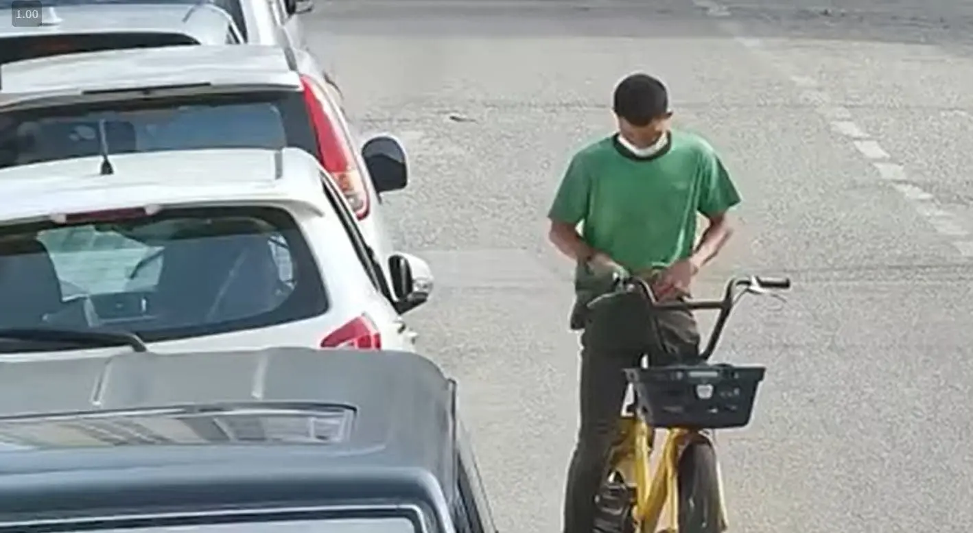 Pervert cyclist sexually harasses woman and even gives chase to her