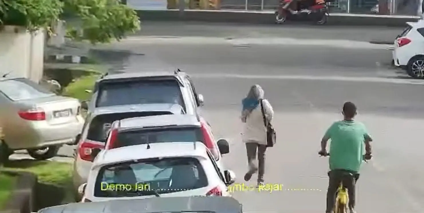 Pervert cyclist sexually harasses woman and even gives chase to her