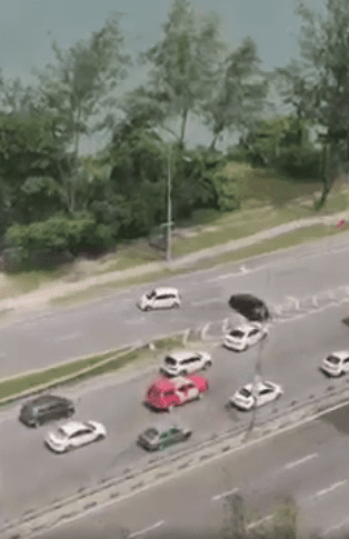 Drivers made illegal U-Turn and drove against traffic to avoid roadblock